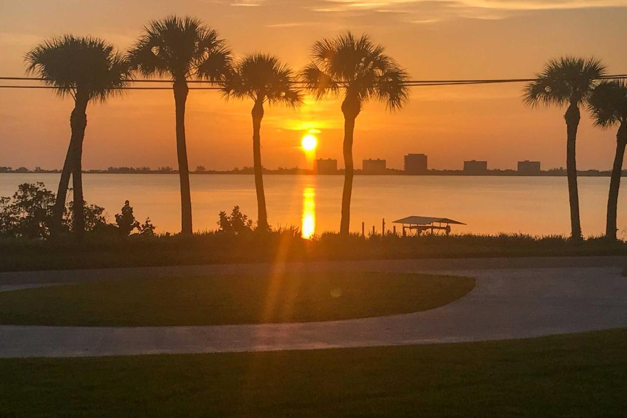 Sleek Fort Pierce Vacation Rental With Private Dock! エクステリア 写真